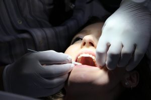 moça no dentista