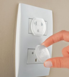 Protetores de tomada que custam em torno de R$ 9,00 com 5 unidades.