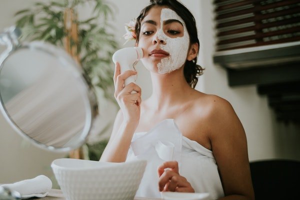 mulher esfoliando a pele