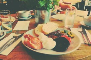 prato com alimentos
