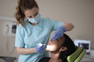 moça no dentista